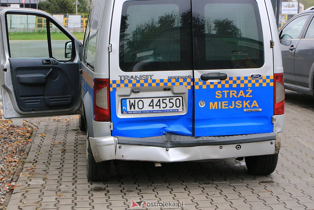 Kraksa z udziałem radiowozu Straży Miejskiej [19.09.2022] - zdjęcie #3 - eOstroleka.pl