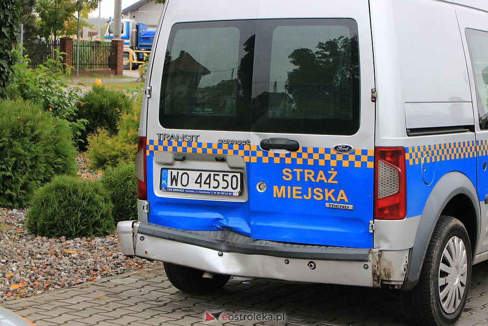 Kraksa z udziałem radiowozu Straży Miejskiej [19.09.2022] - zdjęcie #11 - eOstroleka.pl