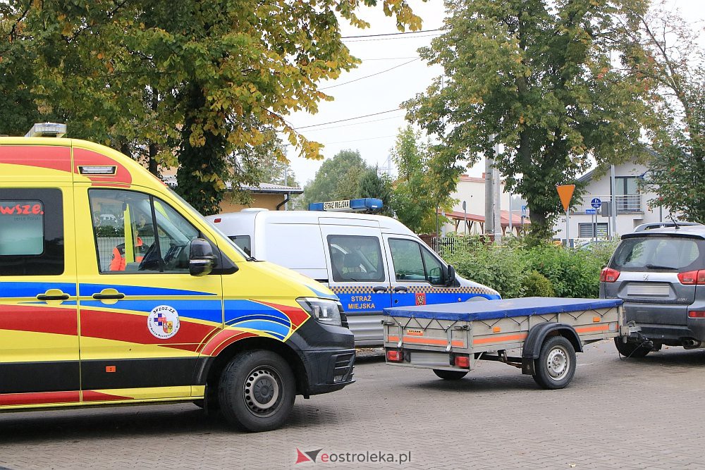 Kraksa z udziałem radiowozu Straży Miejskiej [19.09.2022] - zdjęcie #17 - eOstroleka.pl