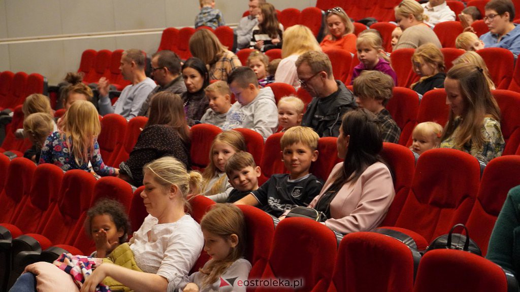 Godziny dla Rodziny: Spektakl teatralny dla dzieci Cmok. Smok - zdjęcie #2 - eOstroleka.pl