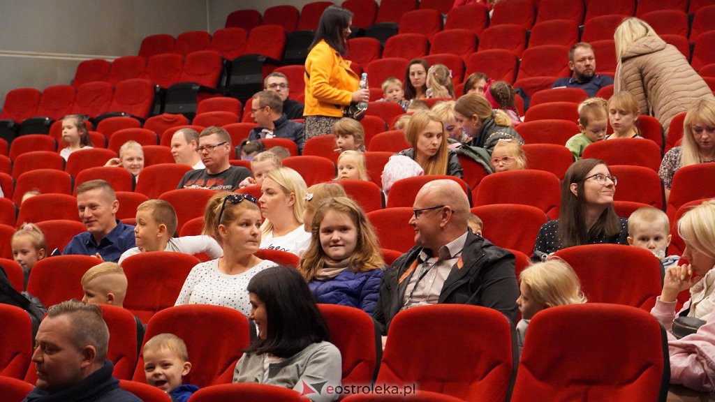 Godziny dla Rodziny: Spektakl teatralny dla dzieci Cmok. Smok - zdjęcie #3 - eOstroleka.pl