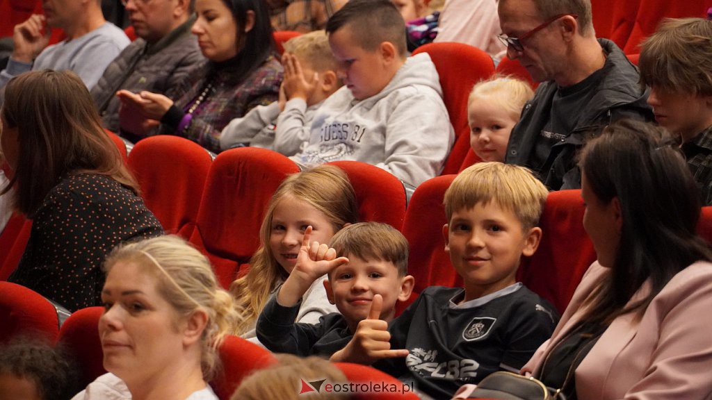 Godziny dla Rodziny: Spektakl teatralny dla dzieci Cmok. Smok - zdjęcie #4 - eOstroleka.pl