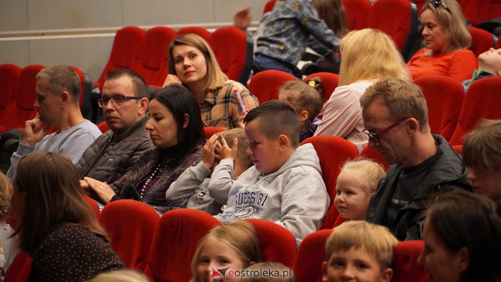 Godziny dla Rodziny: Spektakl teatralny dla dzieci Cmok. Smok - zdjęcie #5 - eOstroleka.pl