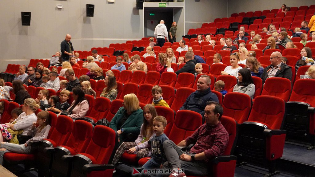 Godziny dla Rodziny: Spektakl teatralny dla dzieci Cmok. Smok - zdjęcie #6 - eOstroleka.pl