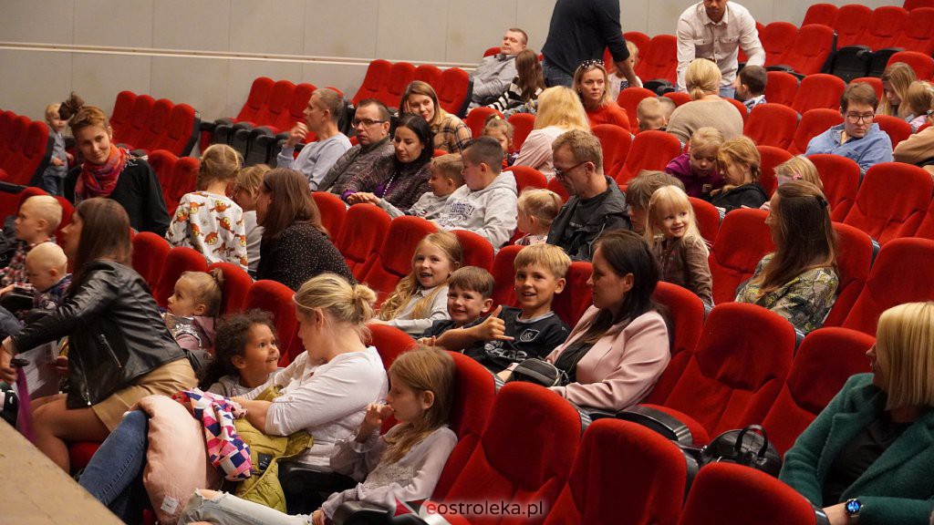 Godziny dla Rodziny: Spektakl teatralny dla dzieci Cmok. Smok - zdjęcie #7 - eOstroleka.pl