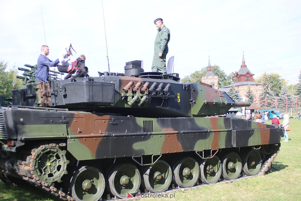 Piknik militarny w “dwójce”. Można z bliska przyjrzeć się ciekawym pojazdom wojsk NATO [25.09.2022] - zdjęcie #1 - eOstroleka.pl
