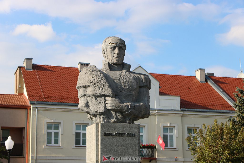 Spacer historyczny śladami ostrołęckich rzeźb [25.09.2022] - zdjęcie #23 - eOstroleka.pl