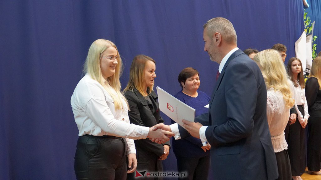Samorządowa Gala Uczniowska. Wyróżniono prawie 200 uczniów [28.09.2022] - zdjęcie #183 - eOstroleka.pl