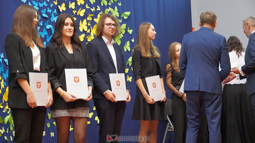 Samorządowa Gala Uczniowska. Wyróżniono prawie 200 uczniów [28.09.2022] - zdjęcie #11 - eOstroleka.pl