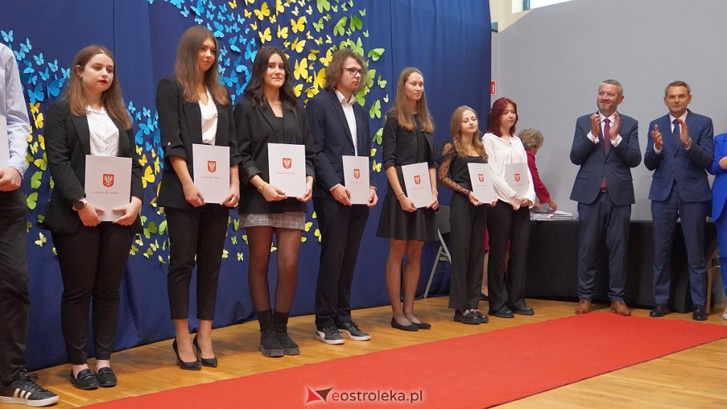 Samorządowa Gala Uczniowska. Wyróżniono prawie 200 uczniów [28.09.2022] - zdjęcie #8 - eOstroleka.pl