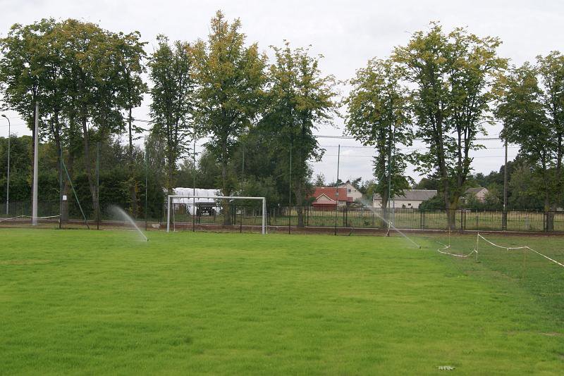 Uczniowie z Chudka mogą cieszyć się z nowego boiska [28.09.2022] - zdjęcie #2 - eOstroleka.pl