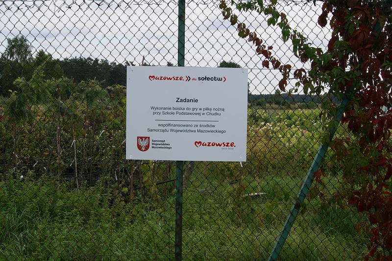 Uczniowie z Chudka mogą cieszyć się z nowego boiska [28.09.2022] - zdjęcie #4 - eOstroleka.pl