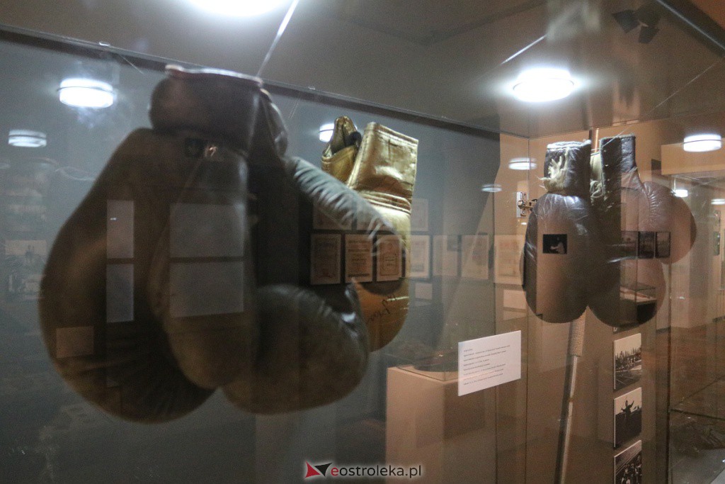 Wernisaż wystawy Niebiesko Czerwoni - 60 lat minęło [28.09.2022] - zdjęcie #51 - eOstroleka.pl