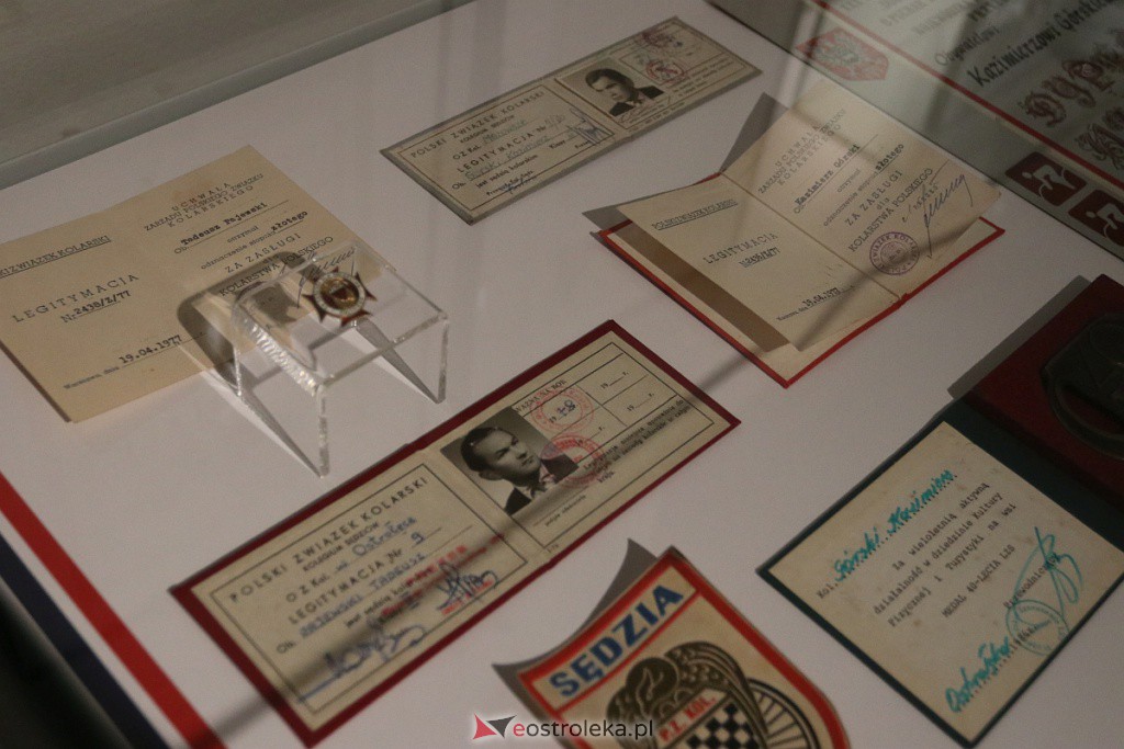 Wernisaż wystawy Niebiesko Czerwoni - 60 lat minęło [28.09.2022] - zdjęcie #29 - eOstroleka.pl