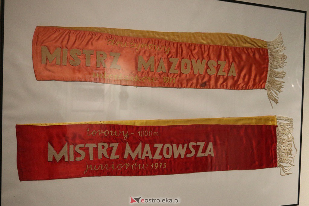 Wernisaż wystawy Niebiesko Czerwoni - 60 lat minęło [28.09.2022] - zdjęcie #27 - eOstroleka.pl