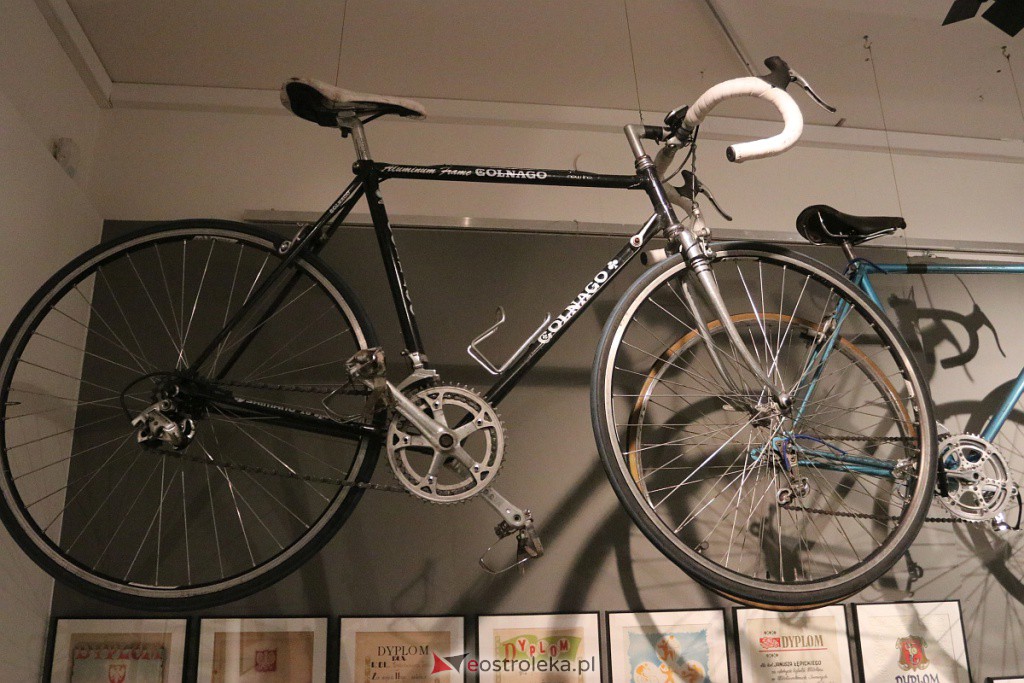 Wernisaż wystawy Niebiesko Czerwoni - 60 lat minęło [28.09.2022] - zdjęcie #26 - eOstroleka.pl