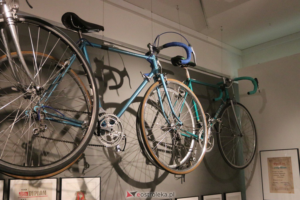 Wernisaż wystawy Niebiesko Czerwoni - 60 lat minęło [28.09.2022] - zdjęcie #25 - eOstroleka.pl