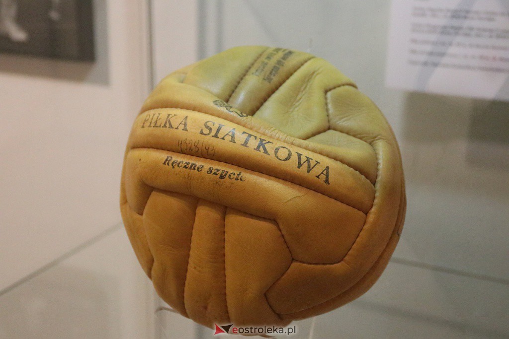 Wernisaż wystawy Niebiesko Czerwoni - 60 lat minęło [28.09.2022] - zdjęcie #20 - eOstroleka.pl