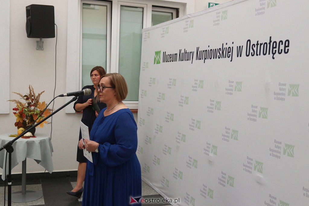 Wernisaż wystawy Niebiesko Czerwoni - 60 lat minęło [28.09.2022] - zdjęcie #14 - eOstroleka.pl