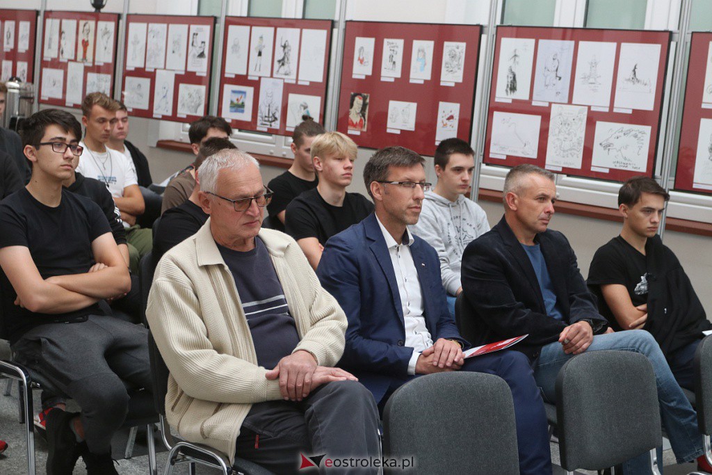 Wernisaż wystawy Niebiesko Czerwoni - 60 lat minęło [28.09.2022] - zdjęcie #58 - eOstroleka.pl