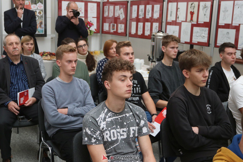 Wernisaż wystawy Niebiesko Czerwoni - 60 lat minęło [28.09.2022] - zdjęcie #7 - eOstroleka.pl