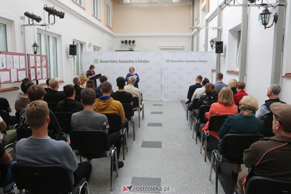 Wernisaż wystawy Niebiesko Czerwoni - 60 lat minęło [28.09.2022] - zdjęcie #6 - eOstroleka.pl