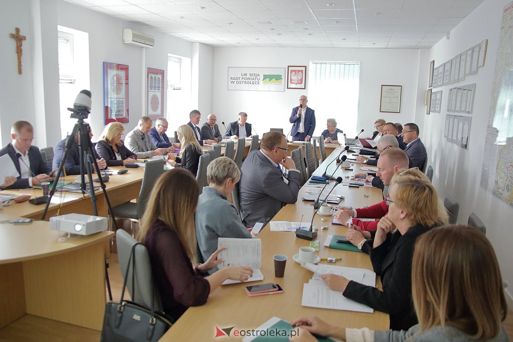 LIII sesja Rady Powiatu. Szybkie głosowanie nad budynkiem przy Szpitalnej [30.09.2022] - zdjęcie #41 - eOstroleka.pl