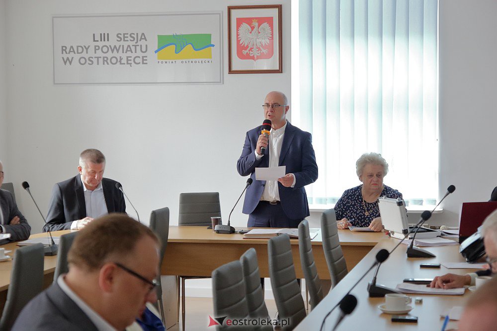 LIII sesja Rady Powiatu. Szybkie głosowanie nad budynkiem przy Szpitalnej [30.09.2022] - zdjęcie #2 - eOstroleka.pl