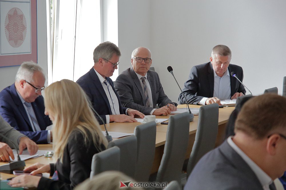LIII sesja Rady Powiatu. Szybkie głosowanie nad budynkiem przy Szpitalnej [30.09.2022] - zdjęcie #39 - eOstroleka.pl