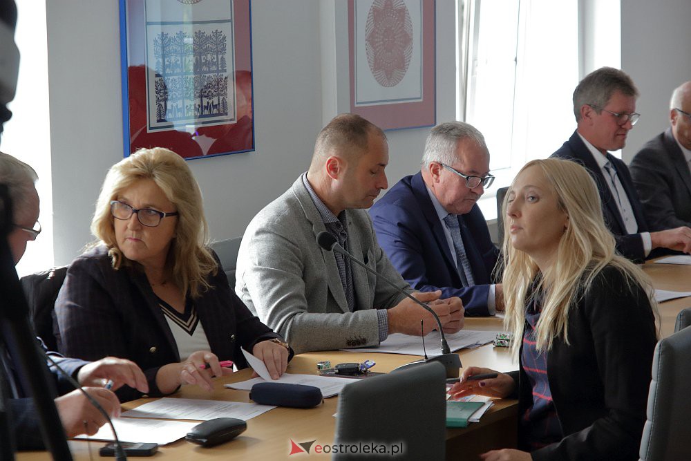 LIII sesja Rady Powiatu. Szybkie głosowanie nad budynkiem przy Szpitalnej [30.09.2022] - zdjęcie #38 - eOstroleka.pl