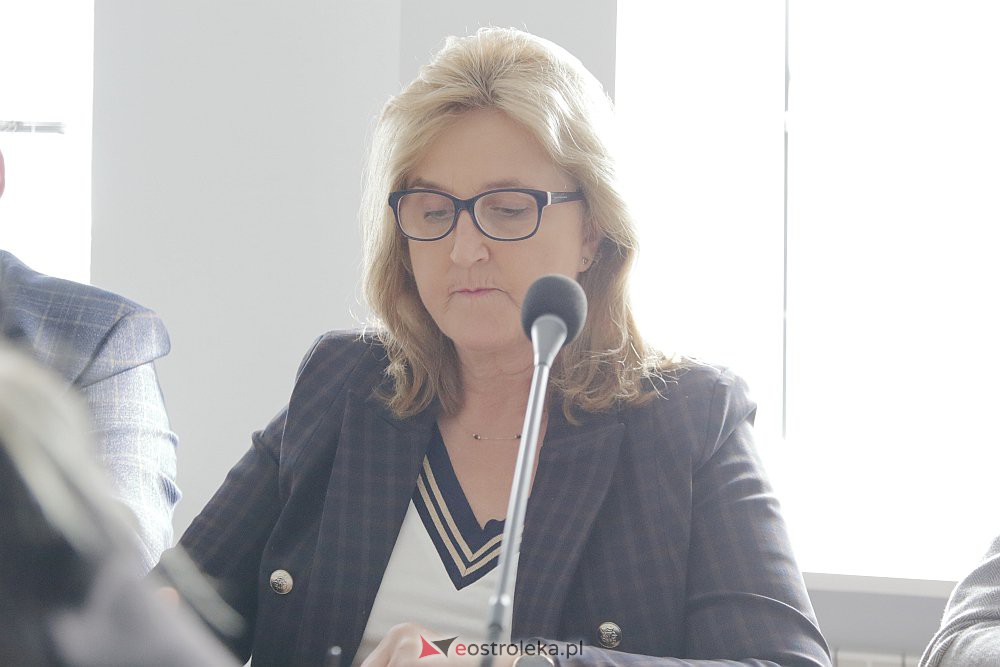 LIII sesja Rady Powiatu. Szybkie głosowanie nad budynkiem przy Szpitalnej [30.09.2022] - zdjęcie #29 - eOstroleka.pl