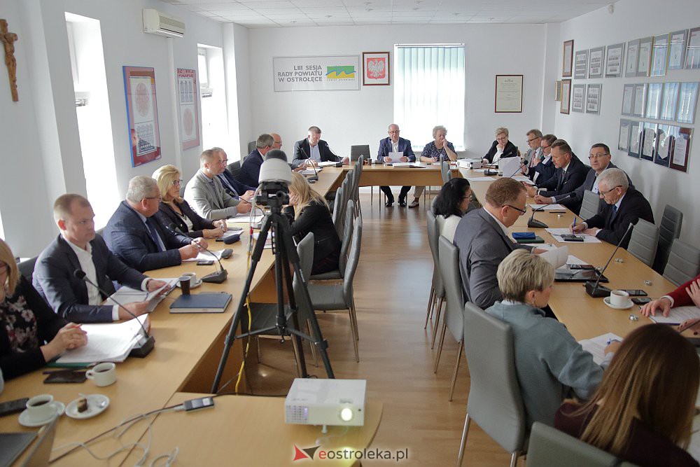 LIII sesja Rady Powiatu. Szybkie głosowanie nad budynkiem przy Szpitalnej [30.09.2022] - zdjęcie #13 - eOstroleka.pl