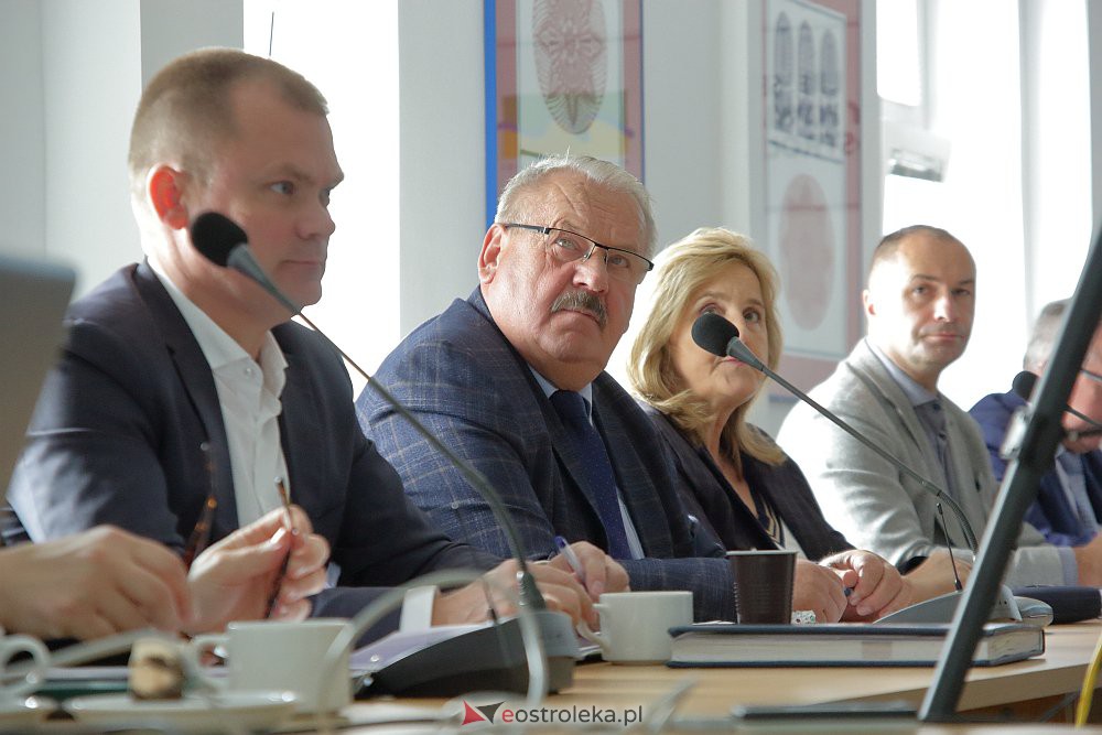 LIII sesja Rady Powiatu. Szybkie głosowanie nad budynkiem przy Szpitalnej [30.09.2022] - zdjęcie #10 - eOstroleka.pl