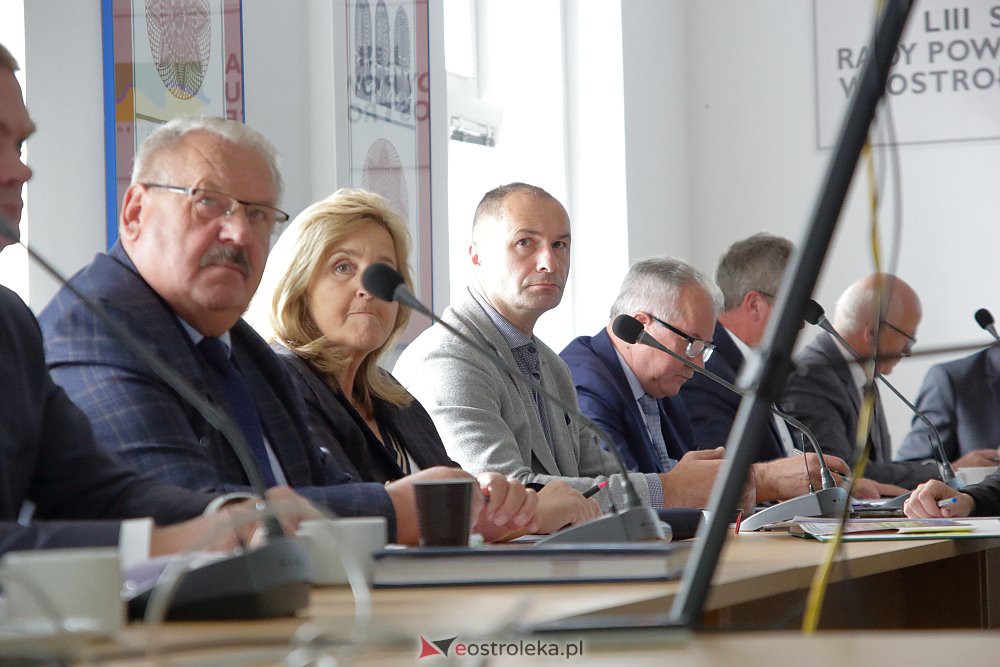LIII sesja Rady Powiatu. Szybkie głosowanie nad budynkiem przy Szpitalnej [30.09.2022] - zdjęcie #9 - eOstroleka.pl