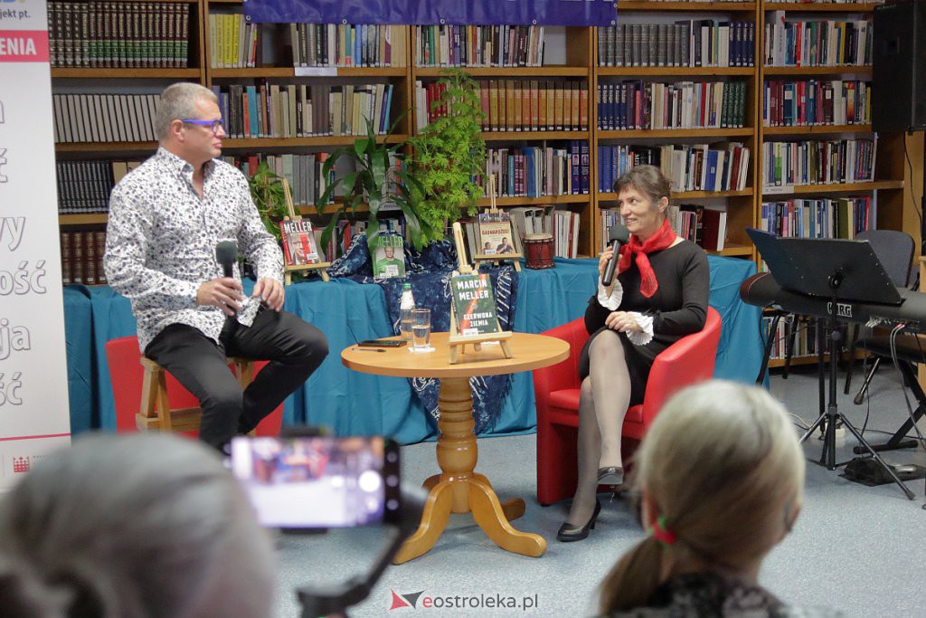 Noc Bibliotek z Marcinem Mellerem w Ostrołęce [01.10.2022] - zdjęcie #22 - eOstroleka.pl