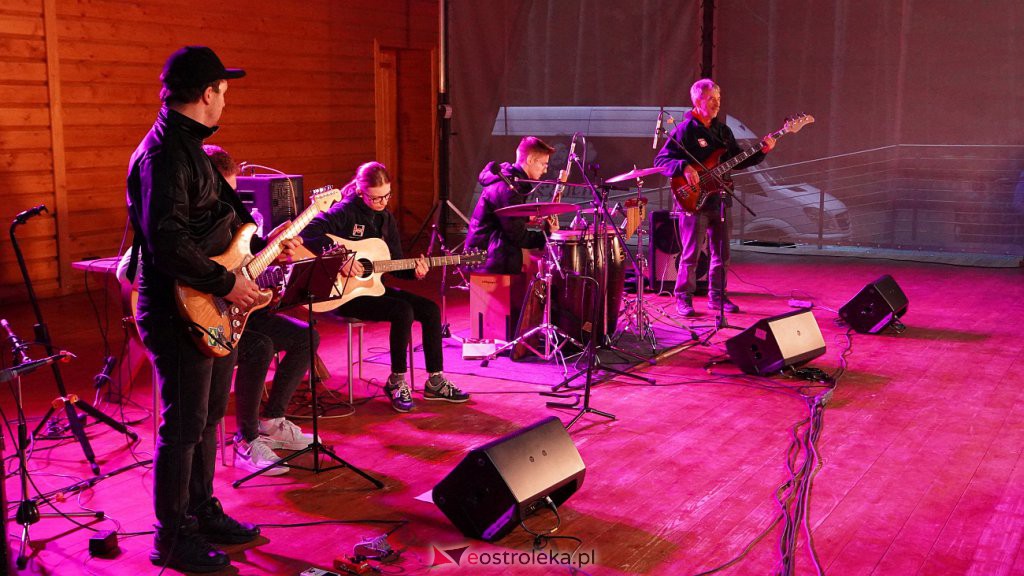 Koncert zespołu Wołosatki w Zagrodzie Kurpiowskiej w Kadzidle [1.10.2022] - zdjęcie #6 - eOstroleka.pl