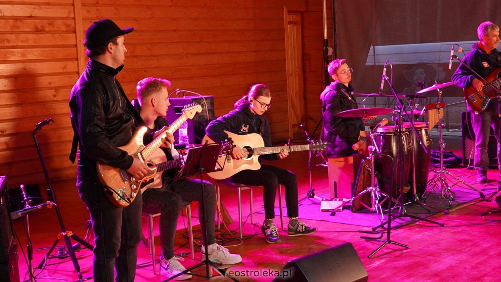 Koncert zespołu Wołosatki w Zagrodzie Kurpiowskiej w Kadzidle [1.10.2022] - zdjęcie #4 - eOstroleka.pl