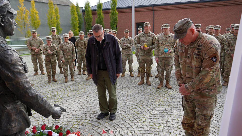 Projekt „Zwiastun”. Żołnierze NATO w Muzeum Żołnierzy Wyklętych [5.10.2022] - zdjęcie #13 - eOstroleka.pl