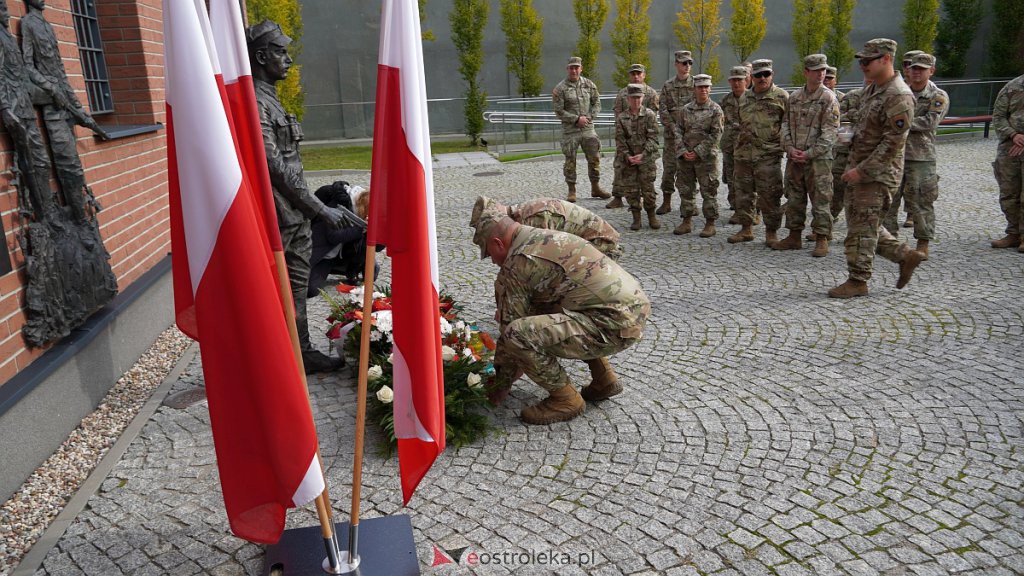 Projekt „Zwiastun”. Żołnierze NATO w Muzeum Żołnierzy Wyklętych [5.10.2022] - zdjęcie #15 - eOstroleka.pl