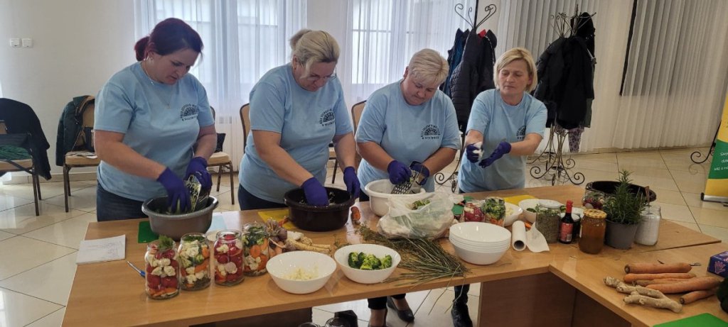 Warsztaty MODR Kiszenie warzyw jako wzbogacenie oferty i poprawa sytuacji rolnika w łańcuchu dostaw żywności od pola do stołu - zdjęcie #9 - eOstroleka.pl