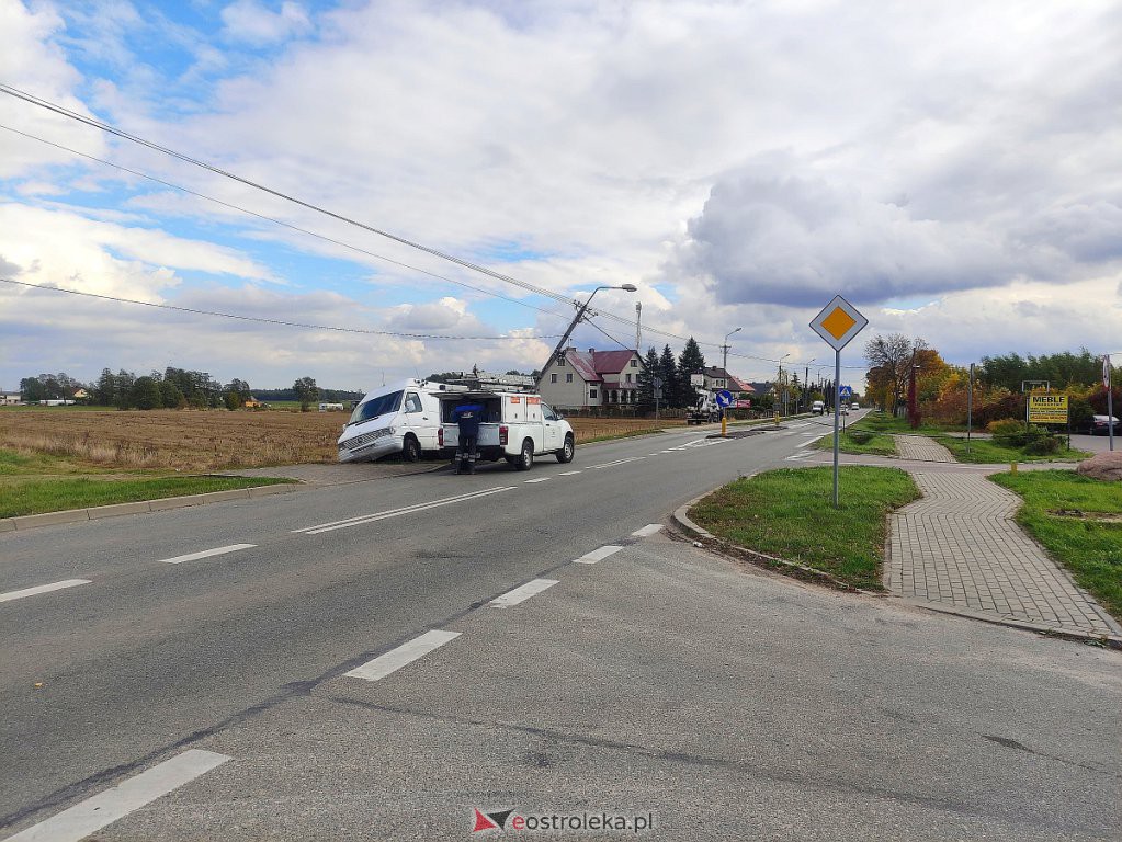 Wypadek na trasie Ostrołęka - Czerwin. W Rzekuniu bus uderzył w słup trakcji elektrycznej [06.10.2022] - zdjęcie #3 - eOstroleka.pl