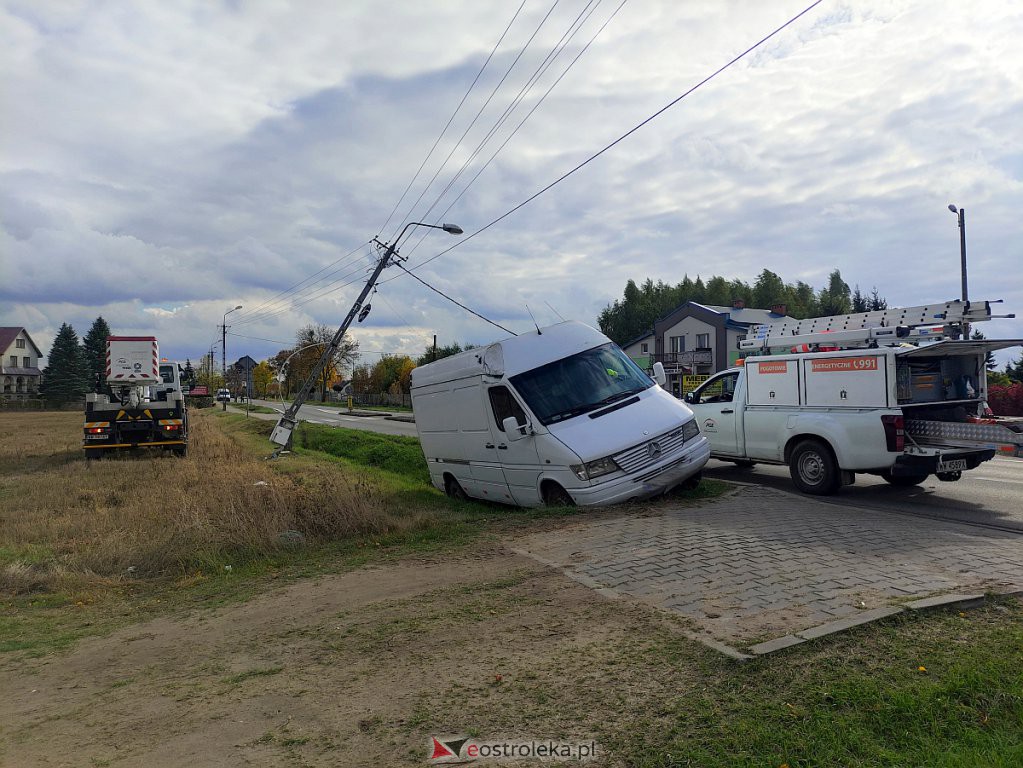 Wypadek na trasie Ostrołęka - Czerwin. W Rzekuniu bus uderzył w słup trakcji elektrycznej [06.10.2022] - zdjęcie #4 - eOstroleka.pl