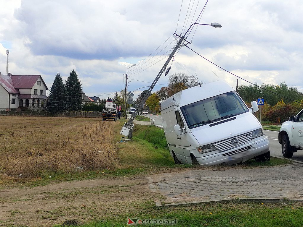 Wypadek na trasie Ostrołęka - Czerwin. W Rzekuniu bus uderzył w słup trakcji elektrycznej [06.10.2022] - zdjęcie #5 - eOstroleka.pl