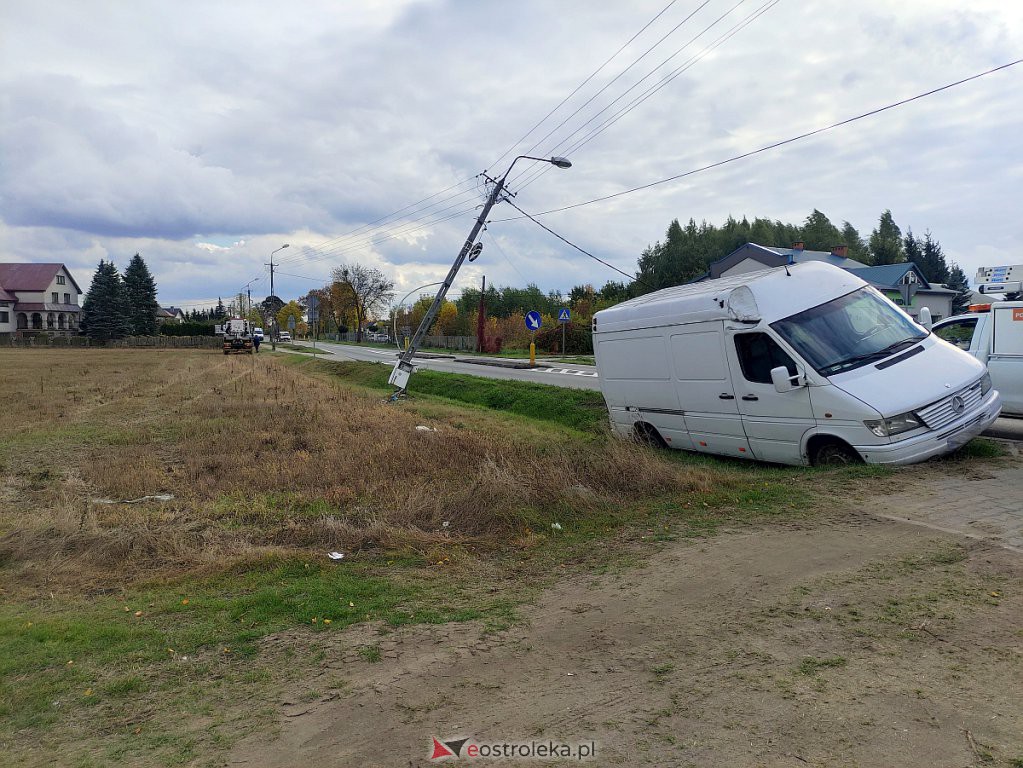Wypadek na trasie Ostrołęka - Czerwin. W Rzekuniu bus uderzył w słup trakcji elektrycznej [06.10.2022] - zdjęcie #6 - eOstroleka.pl
