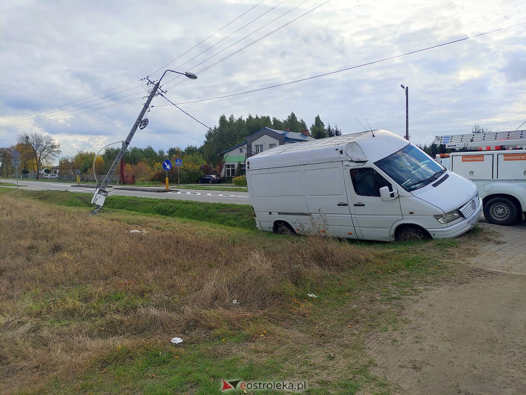 Wypadek na trasie Ostrołęka - Czerwin. W Rzekuniu bus uderzył w słup trakcji elektrycznej [06.10.2022] - zdjęcie #7 - eOstroleka.pl