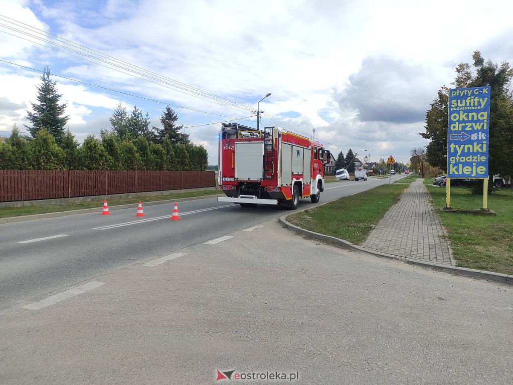 Wypadek na trasie Ostrołęka - Czerwin. W Rzekuniu bus uderzył w słup trakcji elektrycznej [06.10.2022] - zdjęcie #8 - eOstroleka.pl