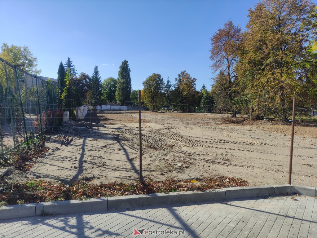 Ostrołęka: Tyle zostało po budynku, w którym przed laty pracowało kilkaset osób [07.10.2022] - zdjęcie #4 - eOstroleka.pl