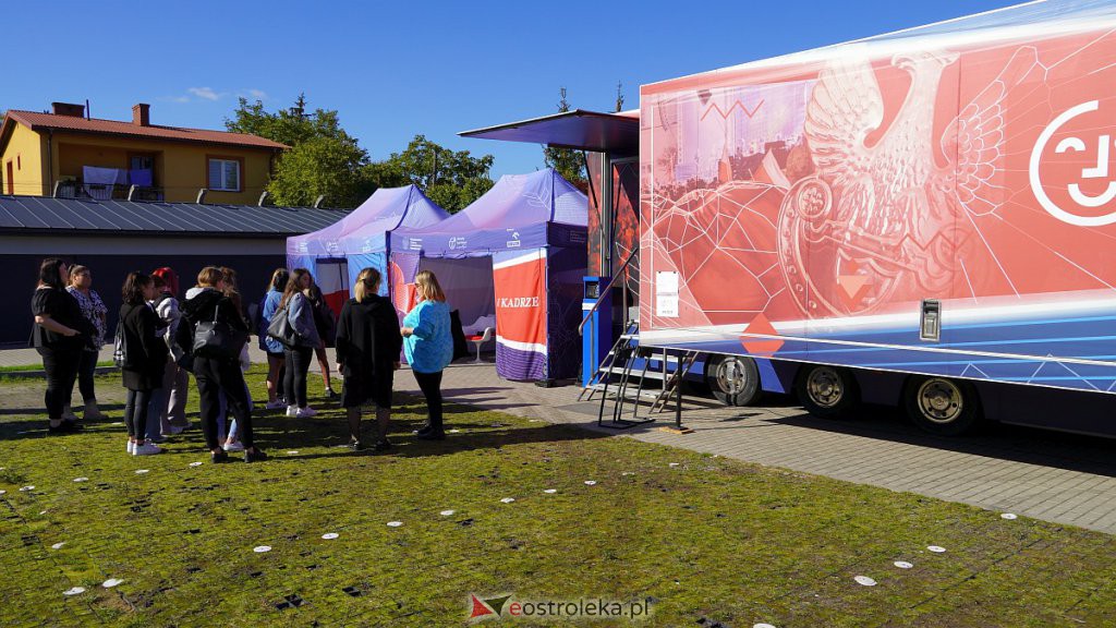 Mobilne Muzeum Wirtualnego Teatru Historii „Niepodległa [7.10.2022] - zdjęcie #23 - eOstroleka.pl