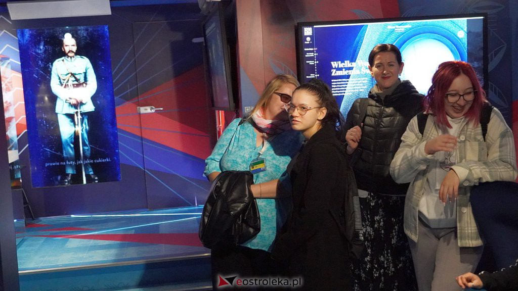 Mobilne Muzeum Wirtualnego Teatru Historii „Niepodległa [7.10.2022] - zdjęcie #14 - eOstroleka.pl