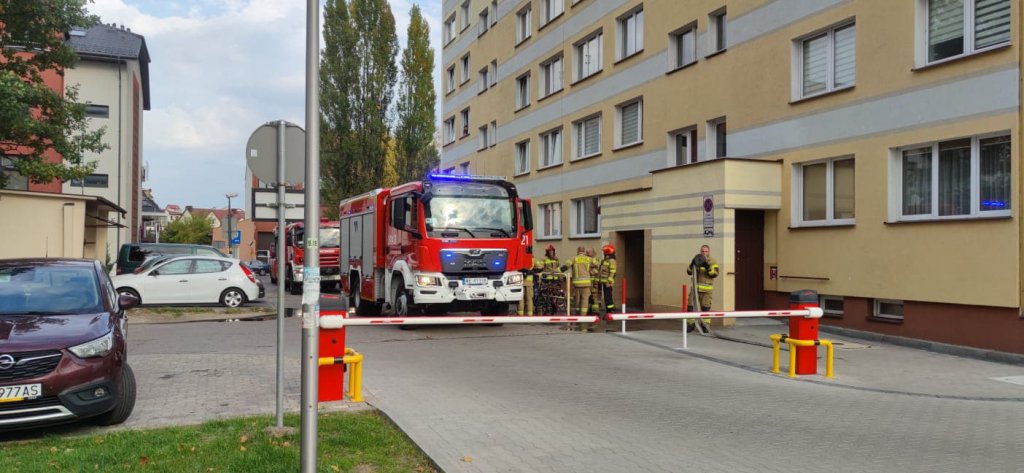 Akcja strażacka przy Goworowskiej. Na miejscu straż i policja [08.10.2022] - zdjęcie #8 - eOstroleka.pl